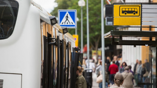 Linja-auto bussipysäkillä.