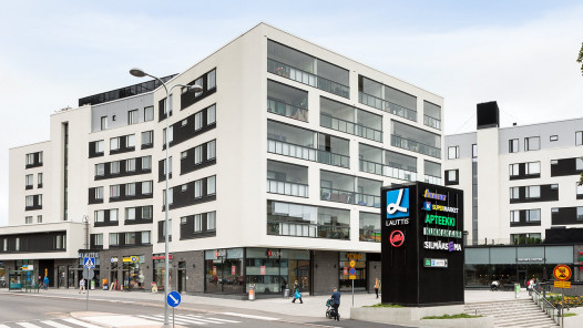 Kuva vuonna 2017 valmistuneesta Lauttasaaren liikekeskuksesta, jonka suunnitteluun olemme osallistuneet