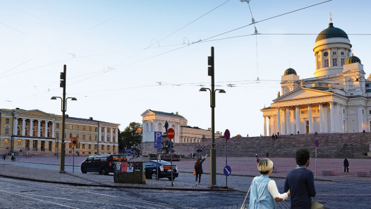 Mies ja nainen katsovat Tuomiokirkkoa Senaatintorin reunalla.