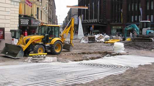 Kunnallistekninen työmaa Helsingin Aleksanterinkadun alussa.