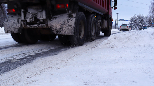 Kuorma-auto ajamassa lumisella tiellä