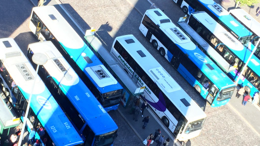 Linja-autoja rautatientorilla ylhäältä kuvattuna.