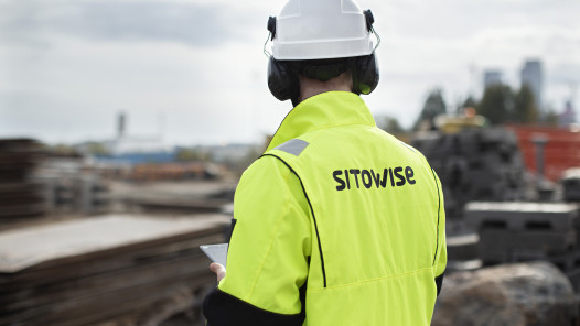 Sitowisen asintuntija työmaalla.