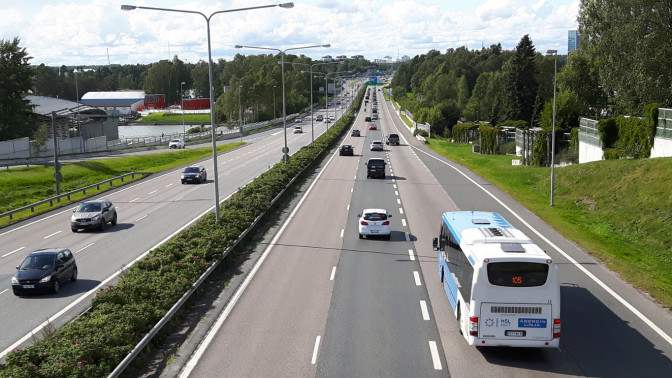 Liikennettä Länsiväylällä kesäaikaan.