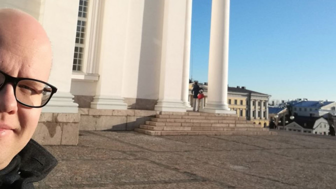 Antti Heikkinen Helsingin tuomiokirkon vieressä.