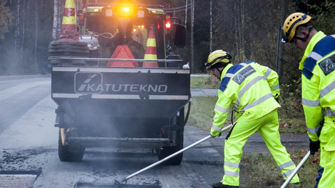 Kuva Katuteknon valuasfalttitöistä. Kuvan on kuvannut Mari Mansikkamäki.