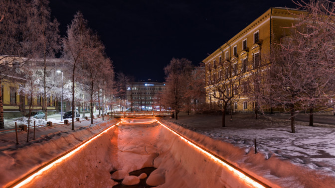 Kuvassa näkyy Oulun kaupungiojan valaistus pimeällä.