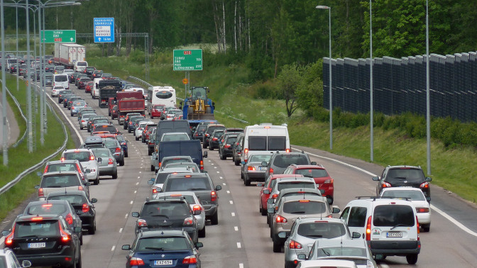 Kuva ruuhkaisesta moottoritiestä