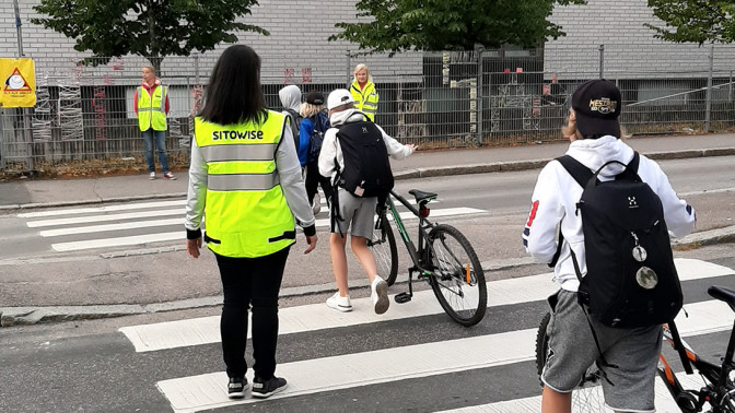 suojatiepäivystys turvaa kouloulaisten matkaa