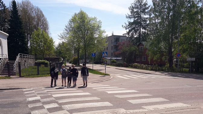 Teemme erilaisia koulumatkojen turvallisuuteen liittyviä tarkasteluja, analyyseja ja suunnitelmia yksittäisiin kohteisiin, koulureiteille ja kouluympäristöihin. 