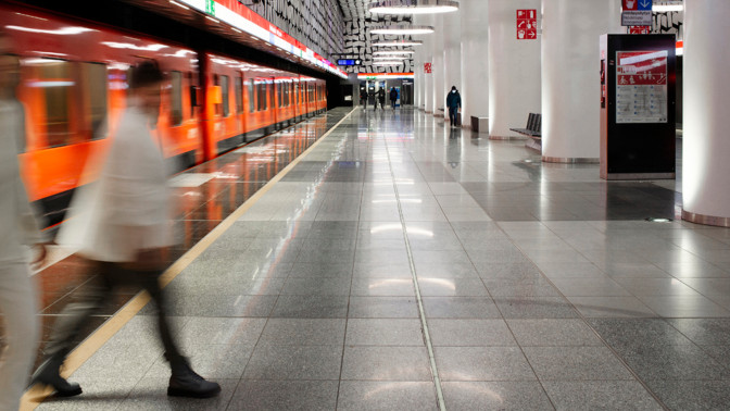 Metroasemalla kaksi henkilöä astuu laiturille.