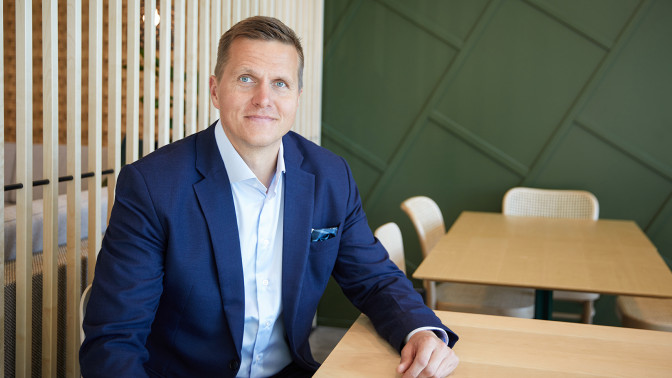 Heikki Haasmaa toimistoympäristössä