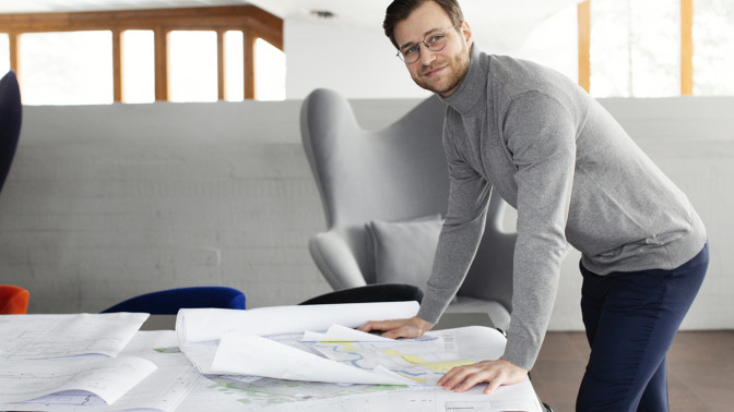 Suunnittelja kartan parissa.