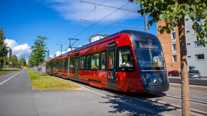 Tampereen ratikka kuvattuna Hervannassa.