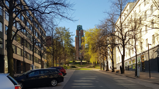 Lahden kaupungintalo kuvattuna kadulta.