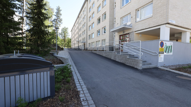 Jakomäentien piha-alue.