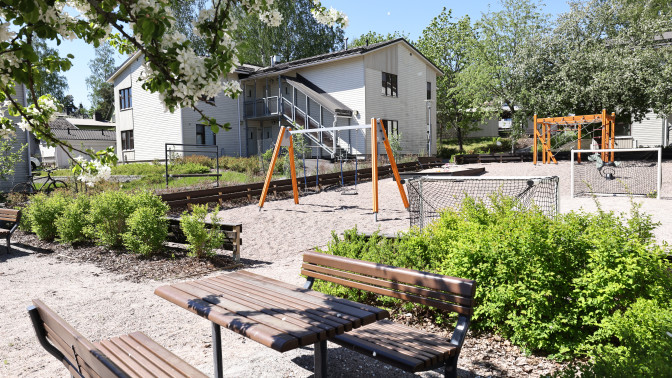 Linnapellonkujan piha-alue.
