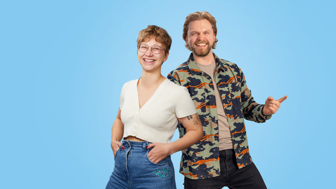 Iloisia sitowiseläsiä sinisen studiotaustan edessä.