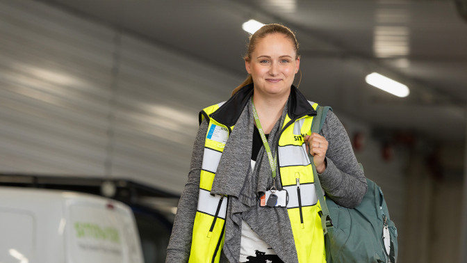 Tuisku Khan keltaisessa huomioliivissä työtehtävissään.