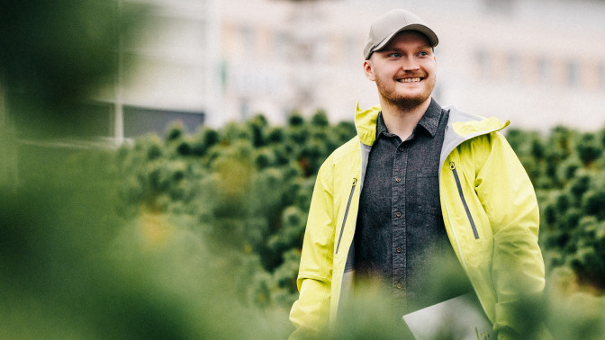 Aleksi Valtanen vihreässä kaupunkiympäristössä.