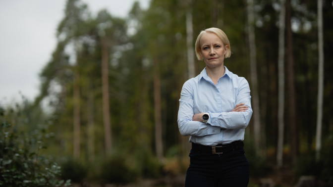 Sitowisen kestävän kehityksen johtaja Suvi Monni metsän laidalla.