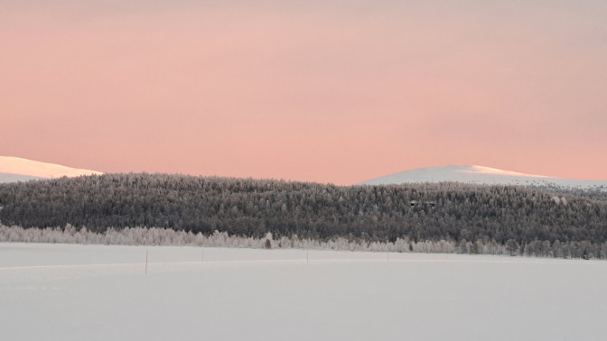 Talvinen maisema auringonlaskussa.