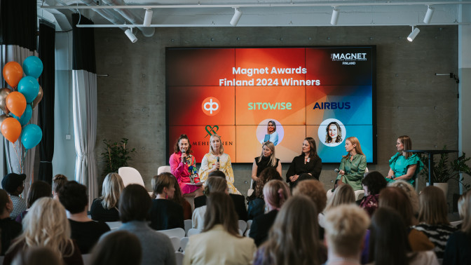 Magnet Awards -tilaisuuden paneelikeskustelu kuvattuna yleisön takaa. Kuvan otti Petri Mast.