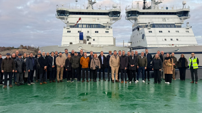 Ihmisiä jäänmurtajalla yhteiskuvassa.