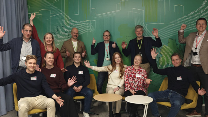 Sitowisen johtoryhmä ja nuorten take over ryhmäkuva.