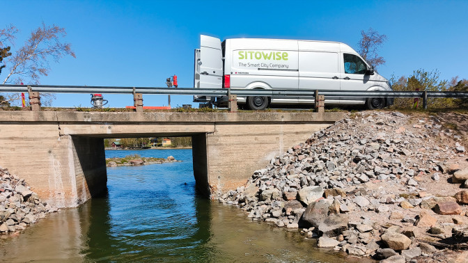 Sitowisen työauto sillalla.