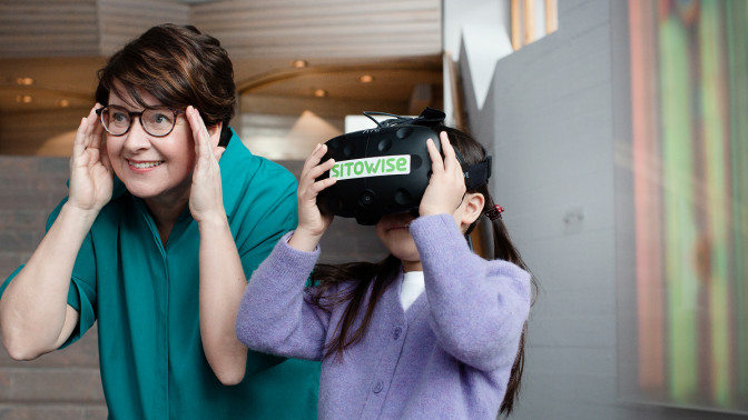 nainen ja lapsi katsoo vr-laseilla