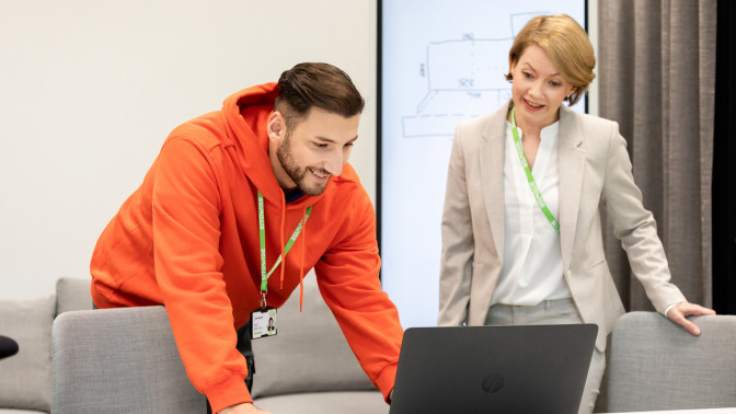 mies ja nainen katsoo tietokonetta