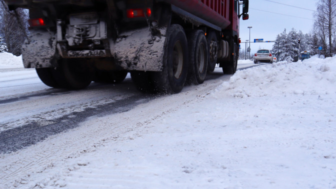 rekka ajaa lumisella tiellä