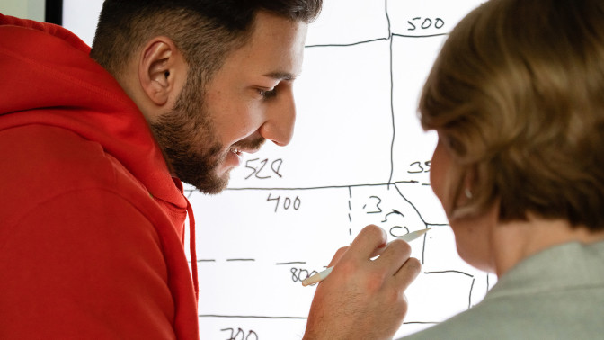 Sitowisen suunnittelijat yhteiskuvassa.