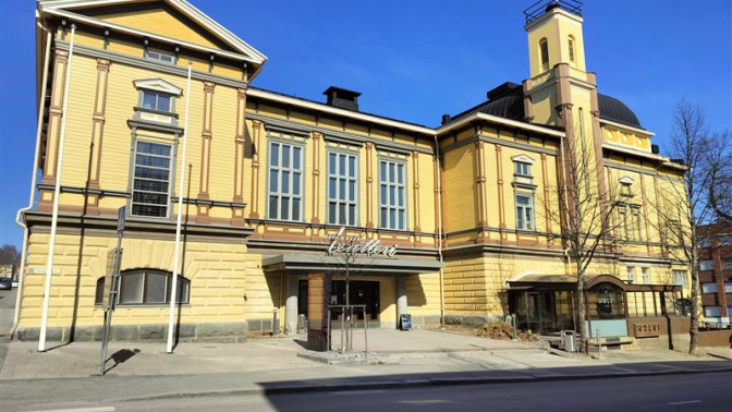 Mikkelin teatteri, historiallinen keltainen teatterirakennus kaupunkikeskustassa