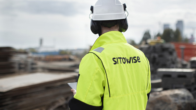 Sitowisen asintuntija työmaalla.