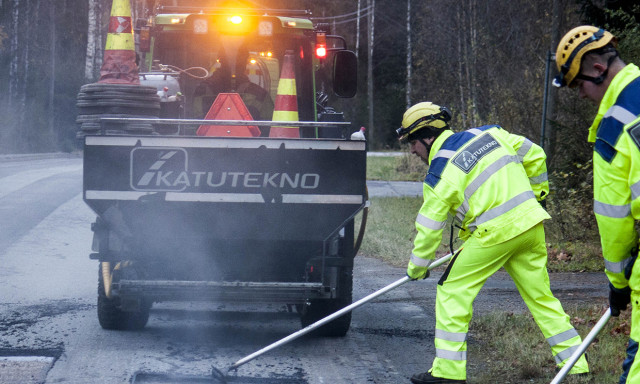 Kuva Katuteknon valuasfalttitöistä. Kuvan on kuvannut Mari Mansikkamäki.