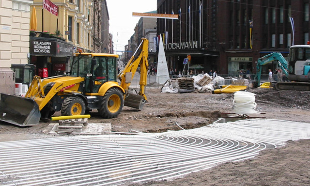 Kunnallistekninen työmaa Helsingin Aleksanterinkadun alussa.