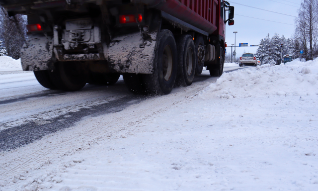 Rekka ajaa lumisella autotiellä.