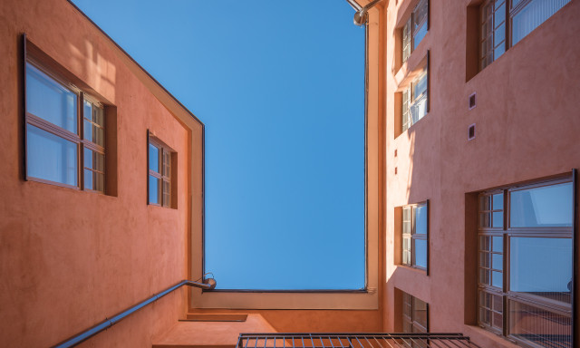 Kerrostalon julkisivu.