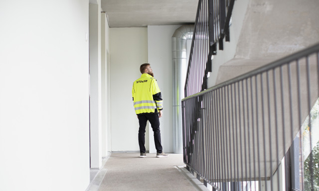 Sitowisen asiantuntija kerrostalon rappukäytävässä.
