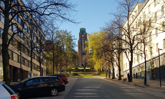 Lahden kaupungintalo kuvattuna kadulta.