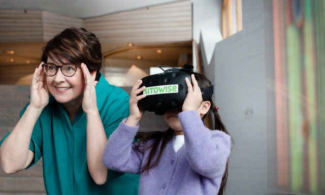 nainen ja lapsi katsoo vr-laseilla