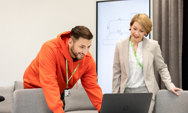 mies ja nainen katsoo tietokonetta