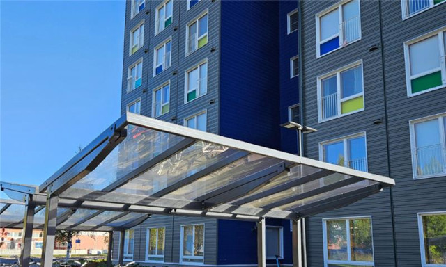 Polkupyöriä parkissa kerrostalon pihalla.