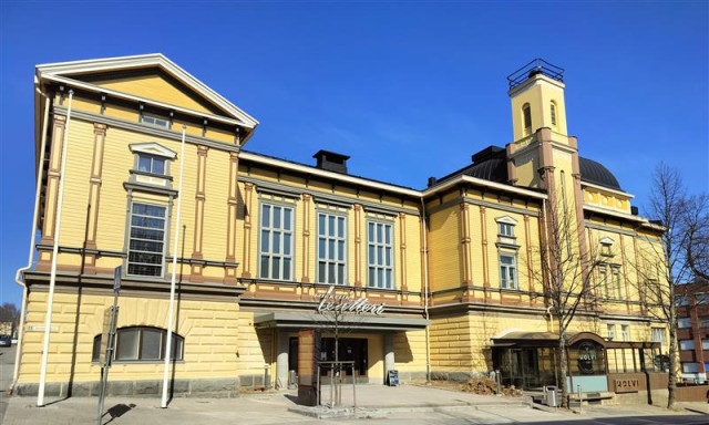 Mikkelin teatteri, historiallinen keltainen teatterirakennus kaupunkikeskustassa