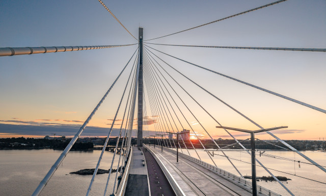 Kruunuvuorensilta auringonlaskussa.