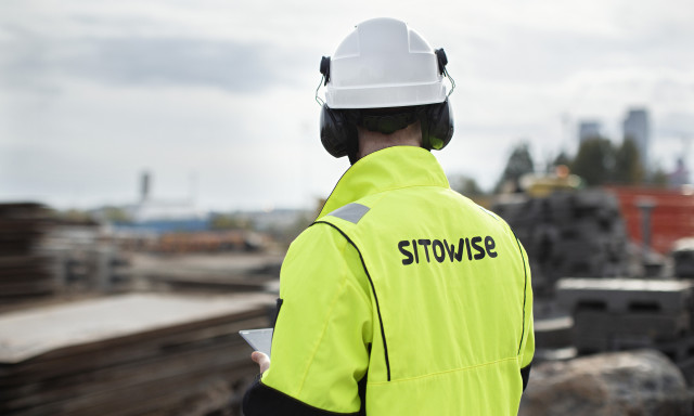 Sitowisen asintuntija työmaalla.