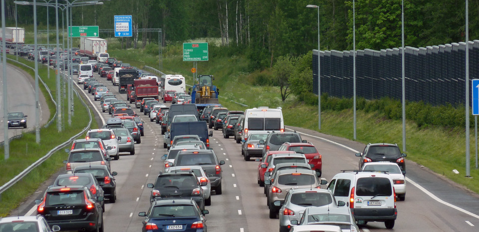 Kuva ruuhkaisesta moottoritiestä