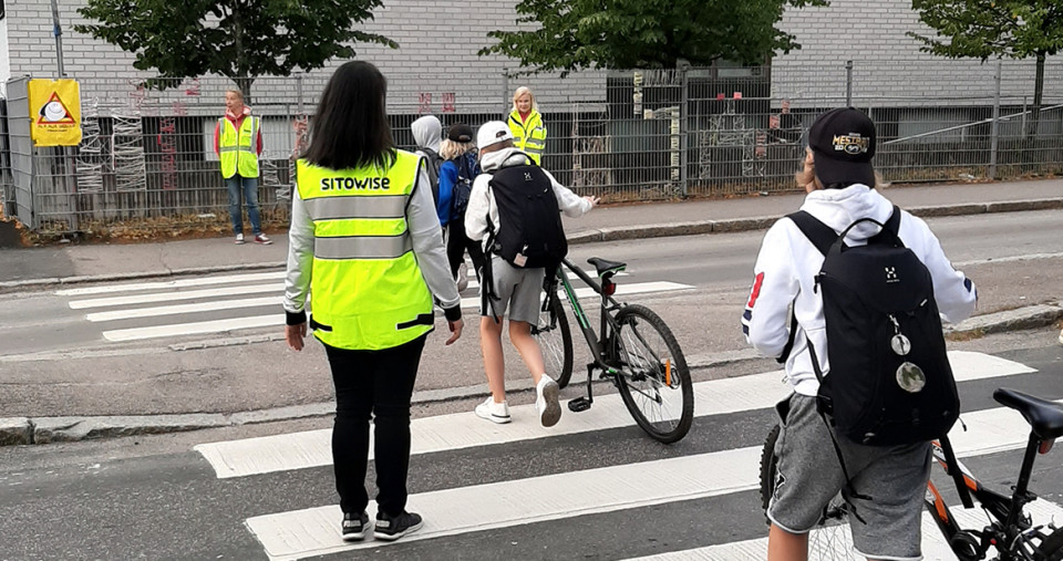 suojatiepäivystys turvaa kouloulaisten matkaa